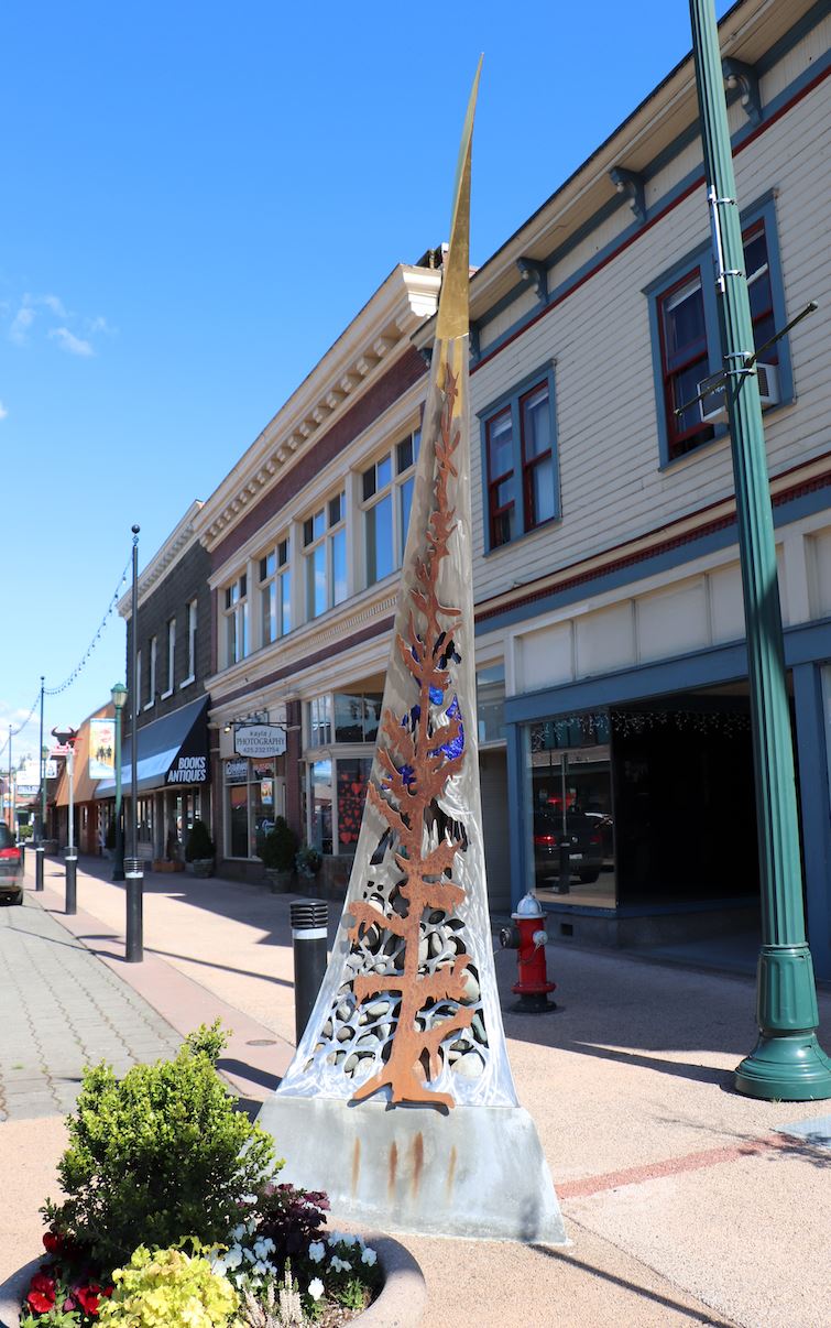 A picture of the Sculpture Guardian of the Mountain Pass in downtown Monore. 